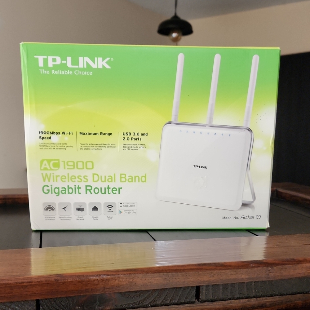 TP-Link White Wireless Router with Multi-Antenna Design